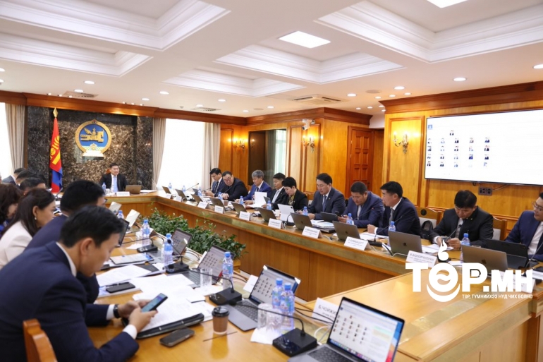 Засгийн газар хуралдаж байна