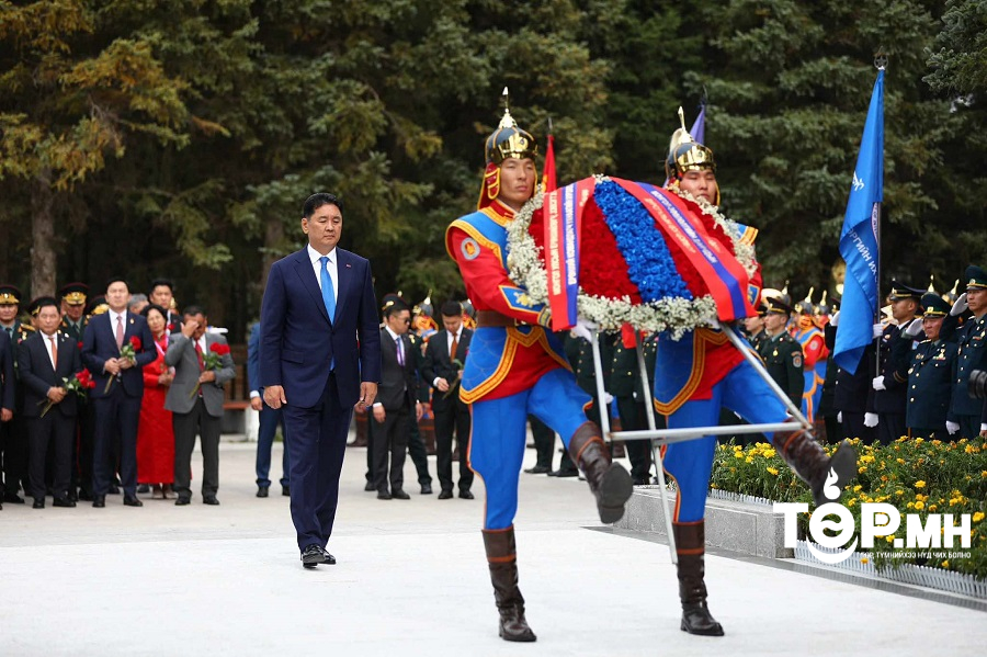 Ерөнхийлөгч Монгол, Зөвлөлтийн амь үрэгдсэн дайчдад зориулсан дурсгалын хөшөөнд хүндэтгэл үзүүлж, цэцэг өргөлөө