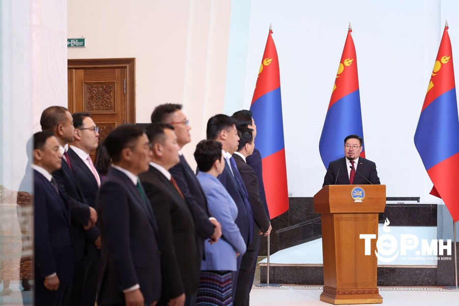 Ерөнхий сайд Г.Занданшатар Засгийн газрын гишүүдтэй хариуцлагын гэрээ байгууллаа